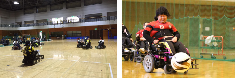 （写真左）1チーム4名、子どもから大人まで男女混合で行う電動車椅子サッカー。（写真右）直径32.5cmのボールを使用し、フットガードを取り付けた電動車椅子を操りながらプレーする。