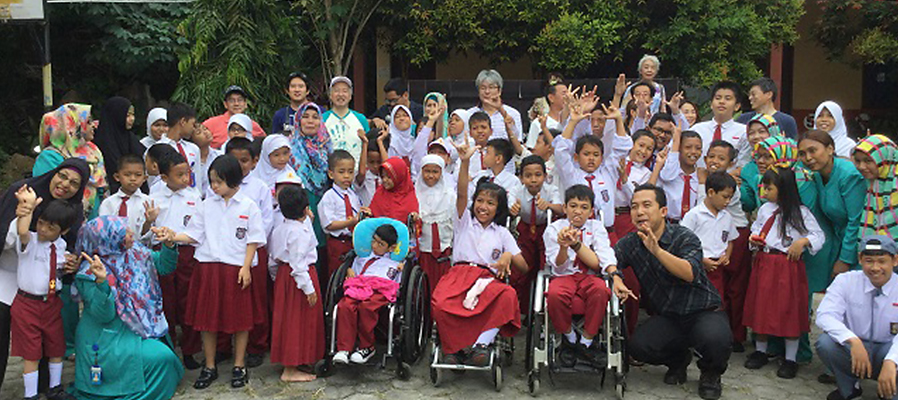 インドネシア・バリクパパンの特別支援学校へ5台の車いすが届けられました。手から手へ、旅行者が直接届ける「顔が見える交流」は続きます。
